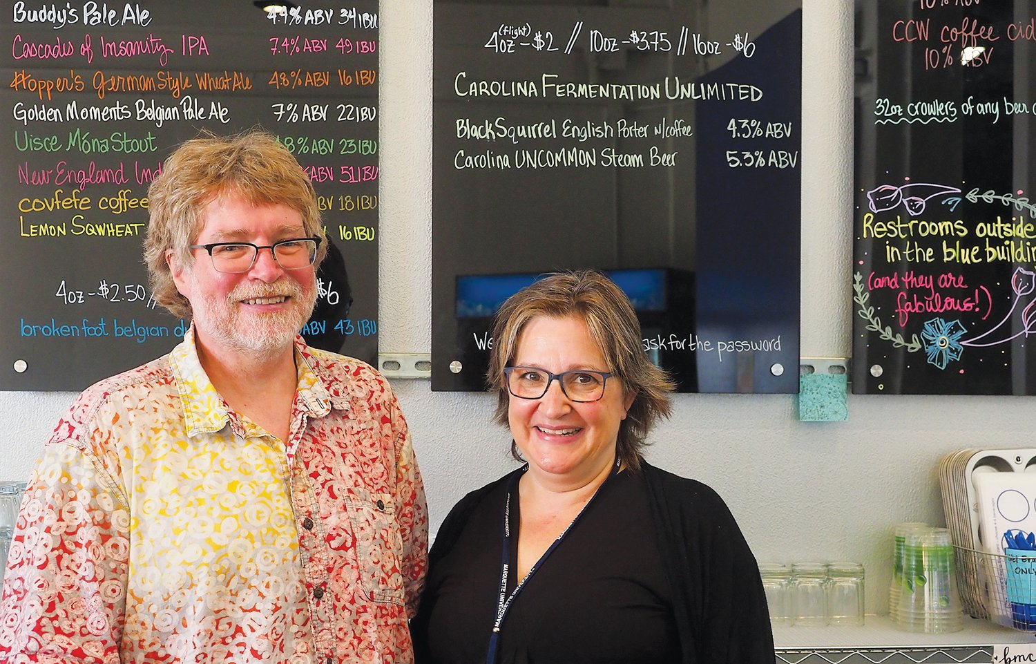 John Rice y su esposa Carmen son los propietarios de bmc brewing en The Plant, en Pittsboro. La cervecería abrió sus puertas el pasado mes de septiembre.